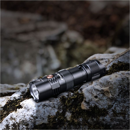 Latarka taktyczna LED Fenix PD25R czarna 