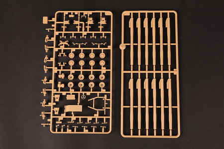 Hobby Boss 82940 Russian 9A52-2 Smerch-M multiple rocket launcher of RSZO 9k58 Smerch MRLS 1/72