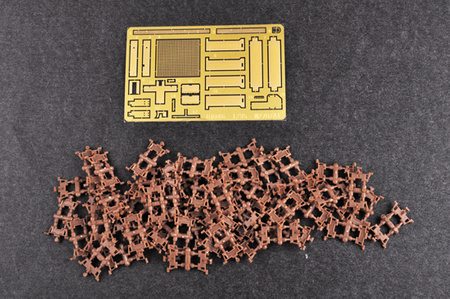 TRUMPETER 01049 M270/A1 Multiple Launch Rocket System 1/35